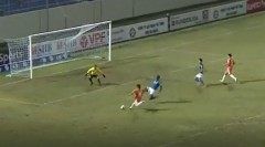 VIDEO: Thần đồng 17 tuổi của thầy Park sút trúng xà ngang dù đối mặt thủ môn