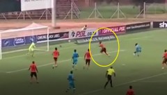 VIDEO: Cầu thủ bán độ lộ liễu, nỗ lực đến cùng để đưa bóng..về lưới nhà