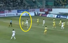 VIDEO: Công Phượng bắt volley nhanh như chớp khiến khung thành SLNA rung chuyển