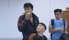 VIDEO: Quá mệt sau trận, Đức Chinh vừa ăn chuối vừa chụp ảnh với CĐV 'đặc biệt'