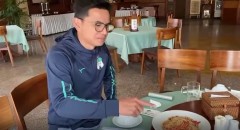 VIDEO: Cầu thủ về quê ăn Tết, HLV Kiatisak ăn cơm một mình trong khách sạn HAGL