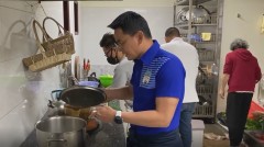 VIDEO: Tất niên nhà bầu Đức, HLV Kiatisak trổ tài nấu lẩu Thái