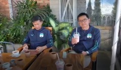 VIDEO: HLV Kiatisak dẫn ngoại binh Hàn Quốc đi ăn sáng, uống cà phê tại Pleiku