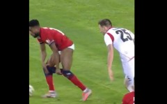 VIDEO: Cầu thủ nhiệt huyết tới mức rê bóng đến tụt quần vẫn không dừng lại