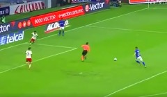 VIDEO: Trọng tài hóa hậu vệ chặn bàn thắng mười mươi của đội khách