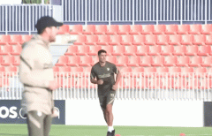VIDEO: 'Gạt hết âu lo', Suarez vui vẻ trong buổi tập đầu tiên với Atletico
