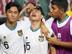 VIDEO: Cầu thủ U19 Indonesia khóc nức nở, cay đắng nhìn U19 Việt Nam 'dắt tay' U19 Thái Lan vào bán kết