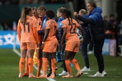 Trước trận gặp Việt Nam, HLV ĐT nữ Hà Lan bị tố xúi học trò ăn vạ 'trơ trẽn' trên sân