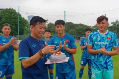 VIDEO: U23 Việt Nam tổ chức sinh nhật bất ngờ cho HLV Hoàng Anh Tuấn