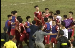 Ẩu đả căng tại giải đấu của Việt Nam: Trọng tài rút 3 thẻ đỏ, cảnh sát cơ động vào cuộc