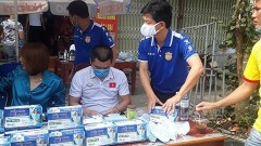 DNH Nam Dinh coaching staff distributed free masks and joined hands to repel the Covid-19 epidemic