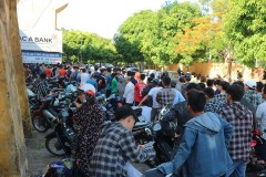 Supporters jostled, scrambled to buy tickets on the day Cong Phuong returns to Nghe An