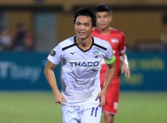 Tuan Anh received a special honor after setting up a superb goal against Quang Nam
