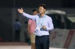 Coach Chung Hae-seong stuck in Vietnam