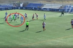 VIDEO: Cầu thủ sút pen diễn quá sâu khiến thủ môn 'chết lặng'