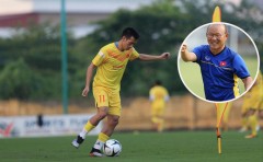 HLV Park Hang-seo 'ưu ái' Văn Quyết, yêu cầu đồng đội chuyền bóng cho thủ quân Hà Nội