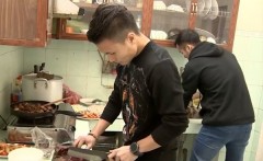 VIDEO: Quang Hải trổ tài vào bếp nấu ăn, tiết lộ điều thú vị khi thi đấu ở nước ngoài