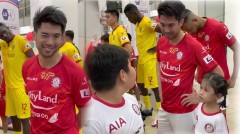 VIDEO: Lee Nguyễn có hành động thân thiện với từng cầu thủ trong đường hầm trên sân Thống Nhất