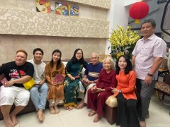 Công Phượng cùng vợ chúc tết gia đình nhà ngoại: Viên Minh xinh đẹp rạng ngời trong tà áo dài