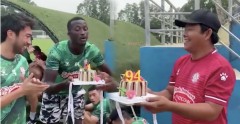 VIDEO: Lee Nguyễn, Diakite 'troll' trợ lý HLV trong ngày sinh nhật
