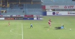 VIDEO: Thủ môn Bình Dương mắc sai lầm ngớ ngẩn, dâng bàn thắng ngon ăn cho Viettel