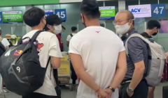 VIDEO: Tình cờ gặp mặt ở sân bay, HLV Park bỏ checkin ra hỏi han Công Phượng, Văn Toàn