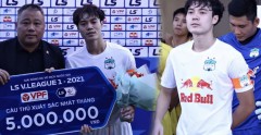 Vừa nhận giải cầu thủ xuất sắc nhất, Văn Toàn bất ngờ được HLV Kiatisuk tặng món quà sinh nhật cực ý nghĩa