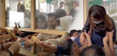 VIDEO: Xếp hàng từ 4 giờ sáng, CĐV 'xô xát' đòi mua vé xem Công Phượng, Quang Hải