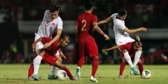 VIDEO: Tiền vệ Indonesia 'gặp vận đen', bị Văn Hậu 'đè đầu cưỡi cổ' tại VL World Cup