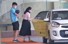 HLV Park cho học trò gặp gia đình trước khi lên đường sang UAE: Duy Mạnh bịn rịn rời xa con