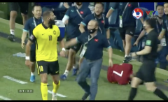 VIDEO: Hồng Duy bị phạm lỗi, HLV Park chạy ra 'chửi' cầu thủ Malaysia đến mức nhận thẻ vàng