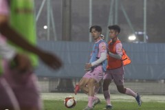 HLV Troussier đưa Công Phượng cùng một số cầu thủ tuyển Việt Nam tập luyện với U23 Việt Nam
