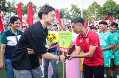 Thủ môn tuyển Việt Nam Đặng Văn Lâm xuất hiện tại lễ khai mạc giải bóng đá sinh viên