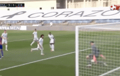 VIDEO: Courtois vồ hụt bóng hài hước khiến đội nhà thủng lưới