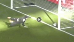 VIDEO: Messi tung cú cứa lòng khiến Ter Stegen bay người trong bất lực