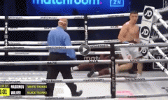 VIDEO: Trọng tài ra quyết định 'kỳ dị' khi buộc võ sĩ bị đánh gục đấu tiếp