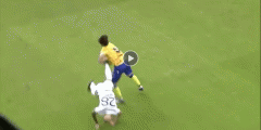 VIDEO: Cầu thủ Bỉ bị đuổi vì bỏ bóng đá vào người đồng đội cũ của Công Phượng