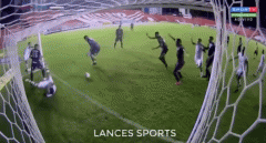 VIDEO: Cầu thủ té ngã nằm trên vạch vôi 'vô tình' cản phá bàn thắng của đồng đội