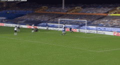 VIDEO: Tiền vệ của Everton lớ ngớ bỏ lỡ cơ hội ghi bàn ngon ăn