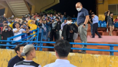 VIDEO: Đứng ngồi không yên trên khán đài, thầy Park tìm gặp Văn Thanh ngay sau trận