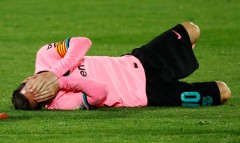 Messi ăn nguyên cùi chỏ, nằm sân đau đớn trong thất bại khó tin của Barca