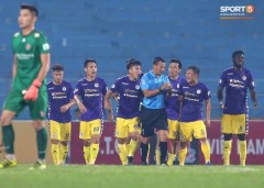 VIDEO: Cả đội Hà Nội xông vào bủa vây trọng tài, đòi huỷ bàn thắng của Sài Gòn FC