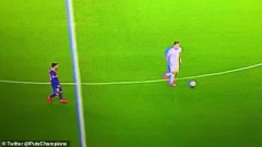VIDEO: HLV Koeman có phát biểu khó tin khi Messi bị chửi vì thản nhiên đi bộ mặc đối thủ lừa bóng qua mặt