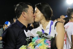 HLV Trương Việt Hoàng ngượng ngùng hôn vợ trong khoảnh khắc Viettel đăng quang chức vô địch