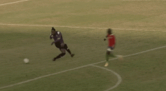 VIDEO: Thủ môn phá bóng lơ ngơ, tự dâng bàn thắng đến chân đối thủ