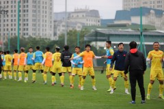 Quế Ngọc Hải cùng dàn tuyển thủ Việt Nam nháo nhác vì bài tập mới toanh của thầy Park
