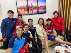 Rạng rỡ đón dàn tuyển thủ Việt Nam đến thăm, Văn Hậu còn để lộ mình là fan cứng Barca
