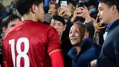 VIDEO: Đức Chinh xúc động khi gặp ông nội, được khán giả quê nhà quây kín trên sân Việt Trì