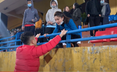 VIDEO: Ngó lơ Đức Huy, hot boy Viettel mới là người được á hậu Huyền My 'thân mật' sau trận