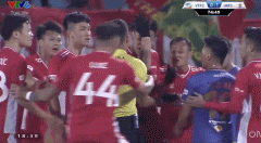 VIDEO: Nguời hùng của Hà Nội để tay chạm bóng, cầu thủ Viettel phản ứng dữ dội đòi phạt đền